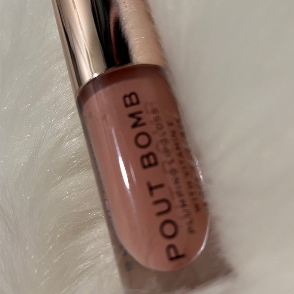 🩷Price is Firm🩷Revolution Pout Bomb Plumping Lip Gloss - Soft Pink